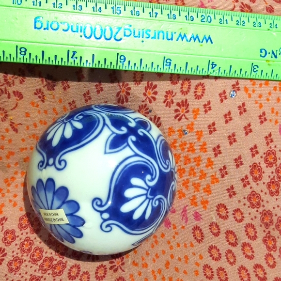 NWT AUTHENTIC GENUINE BLUE AND WHITE LOT OF 4 BOMBAY & COMPANY DECORE 💙 BALLS - Picture 2 of 5